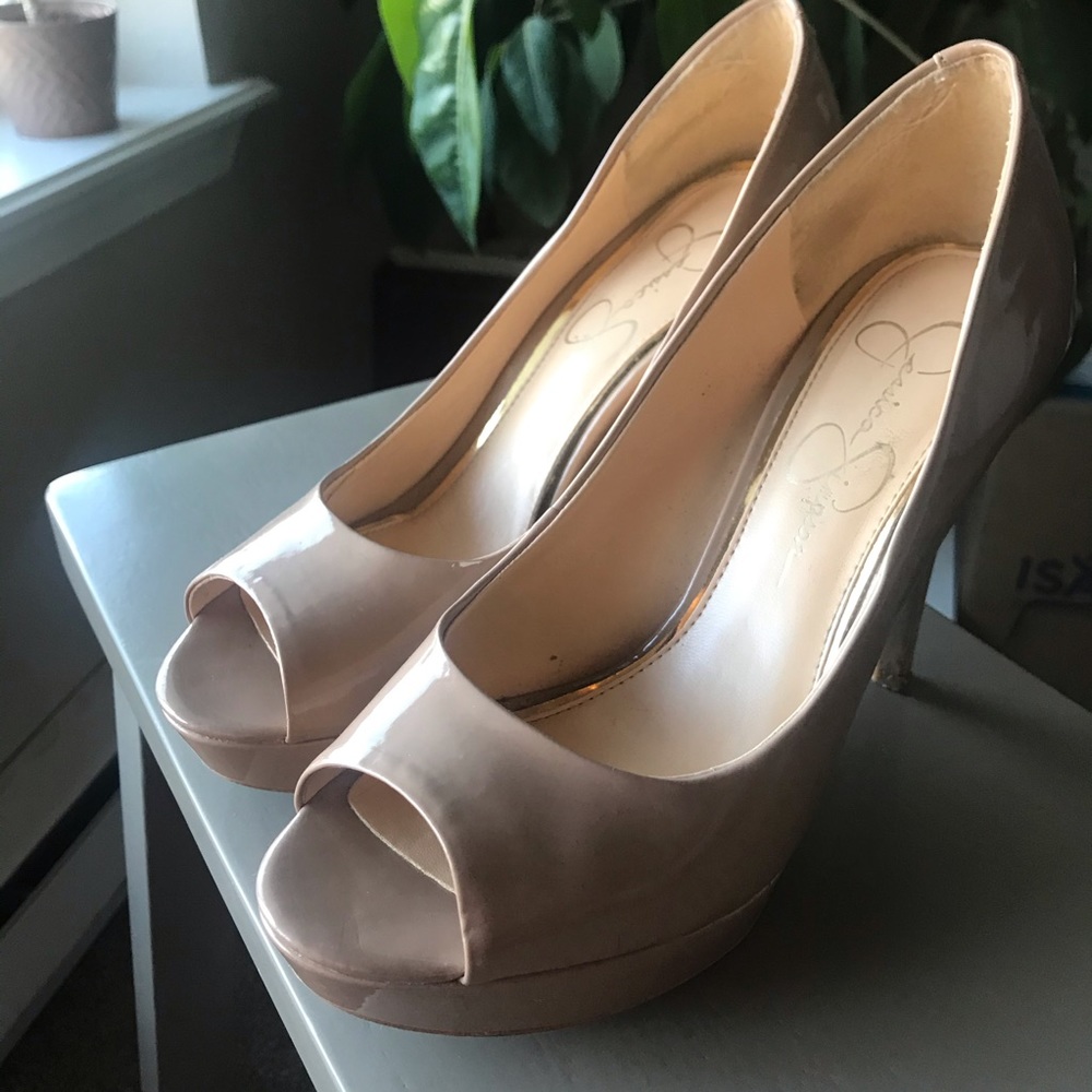 Nude peep toe patent leather pumps